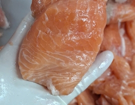VỤN CÁ HỒI - NGUYÊN MIẾN LỚN - 100% KHÔNG XƯƠNG KHÔNG DA KHÔNG MỠ