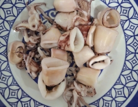 MỰC ỐNG CẮT KHOANH 2,3-3CM CÒN DA